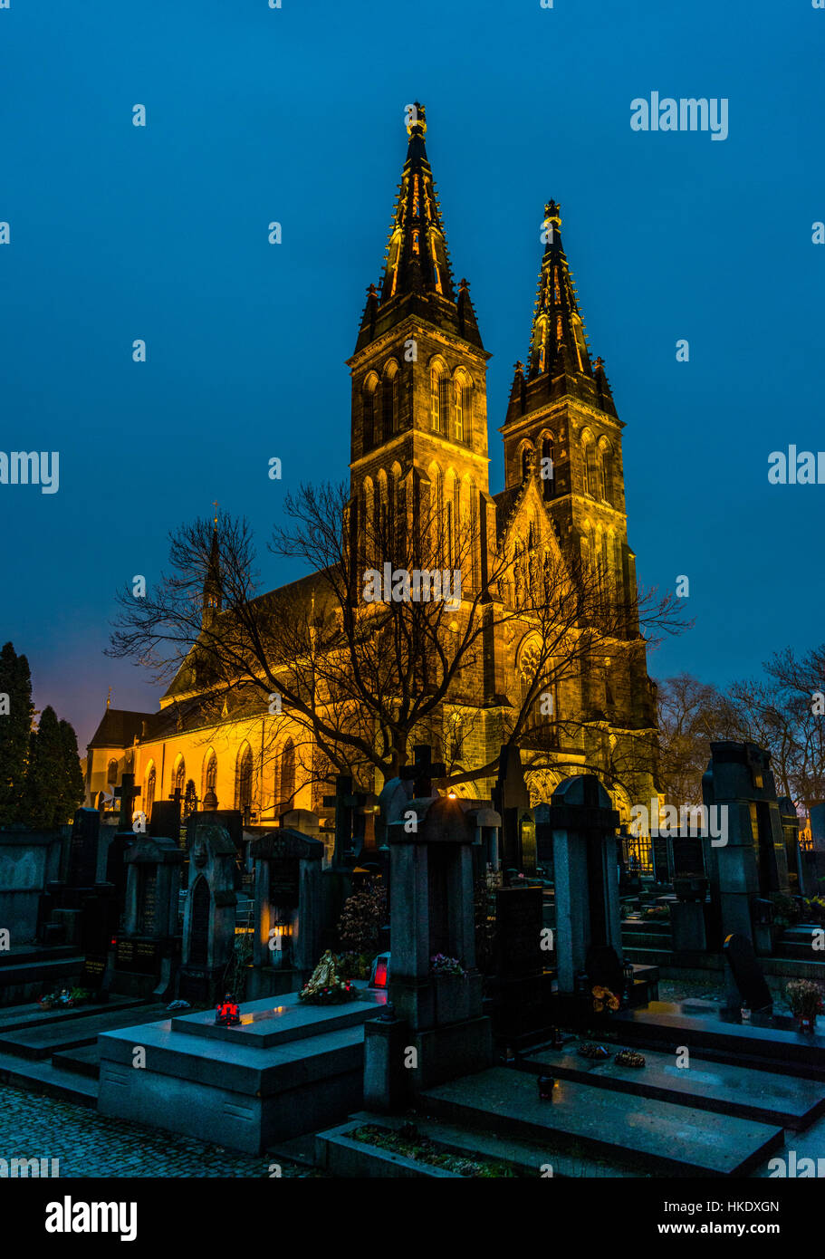 Il cimitero di Vyšehrad con la Basilica di San Pietro e San Paolo, scena notturna, Praga, Boemia, Repubblica Ceca Foto Stock