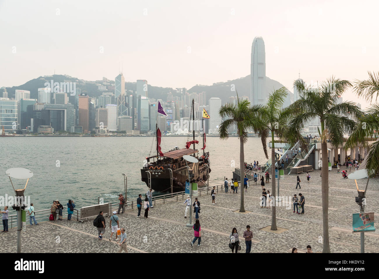 Hong Kong, Hong Kong - 26 Aprile 2015: turisti scattare foto e gustare la famosa isola di Hong Kong skyline su Victoria Harbour dalla avenue di Foto Stock
