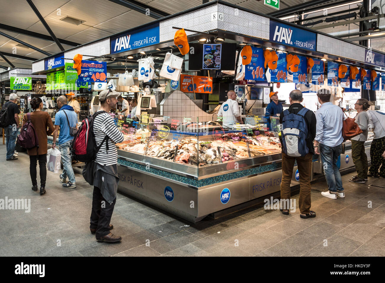 COPENHAGEN, Danimarca - 23 Maggio 2016: persone ad acquistare pesce fresco nel quartiere alla moda di Torvehallerne indoor mercato alimentare nel centro di Copenhagen. Foto Stock
