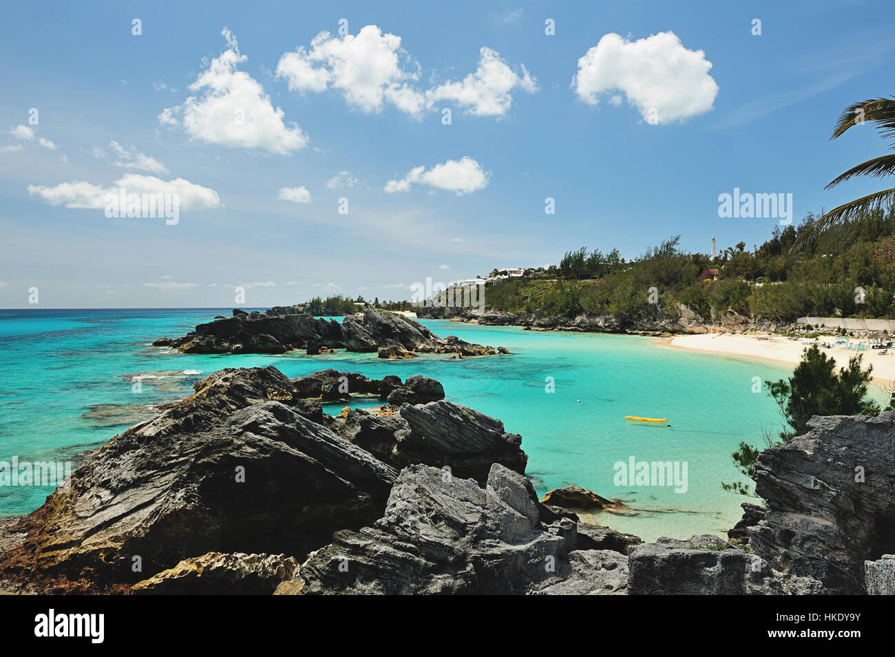 Kayak giallo tra le rocce nelle isole Bermuda Foto Stock