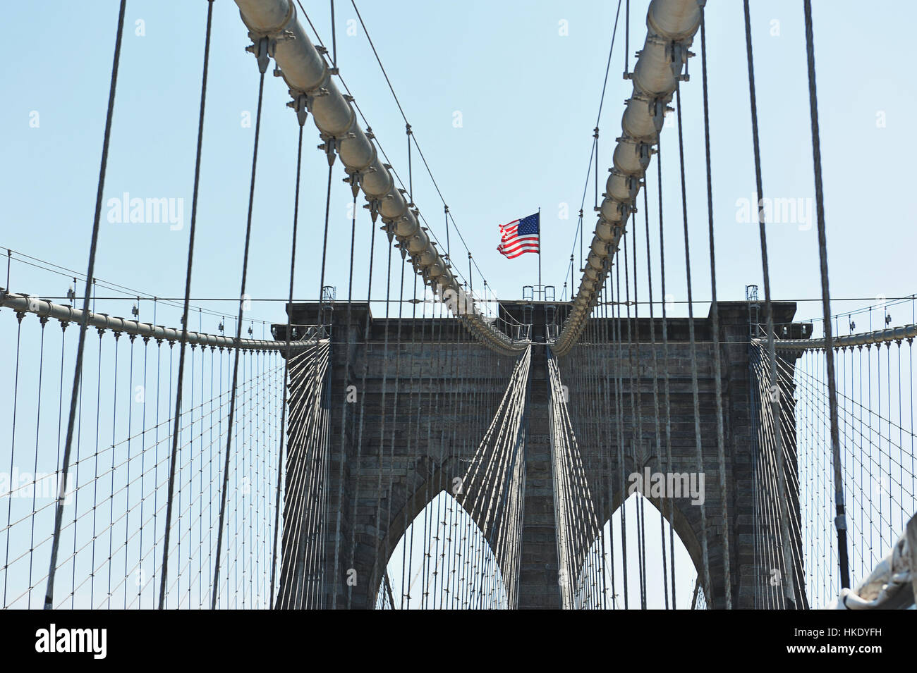 Ponte di Brooklyn in giornata soleggiata con america bandiera Foto Stock