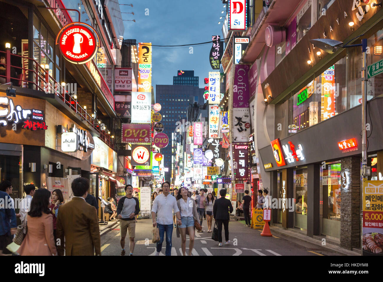 SEOUL, Corea del Sud - 12 settembre 2015: la gente vagare per le strade a piedi del quartiere dello shopping di Myung-dong di notte. Foto Stock