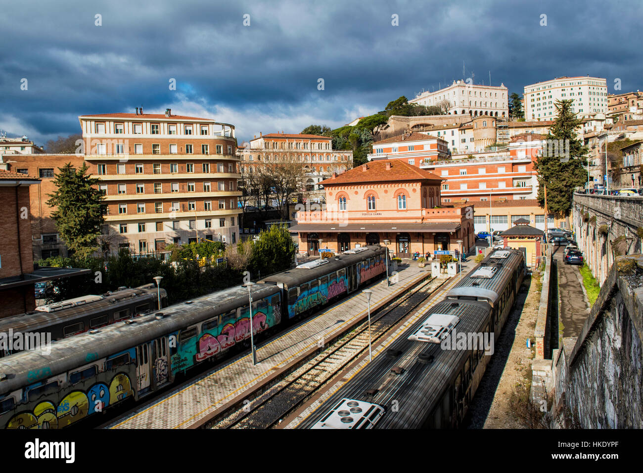 Perugia, Umbria, Italia. Le antiche e secondario di Sant'Anna stazione ferroviaria, nel centro della citta'. Sullo sfondo lo skyline della città. Foto Stock