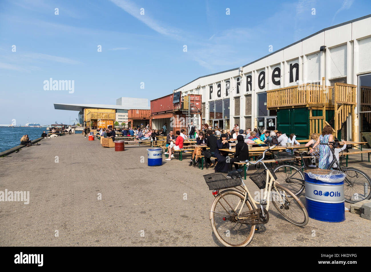 COPENHAGEN, Danimarca - 23 maggio 2016:giovani gustare un drink in un bar alla moda lungo la banchina in Danimarca capitale su una soleggiata giornata estiva. Foto Stock
