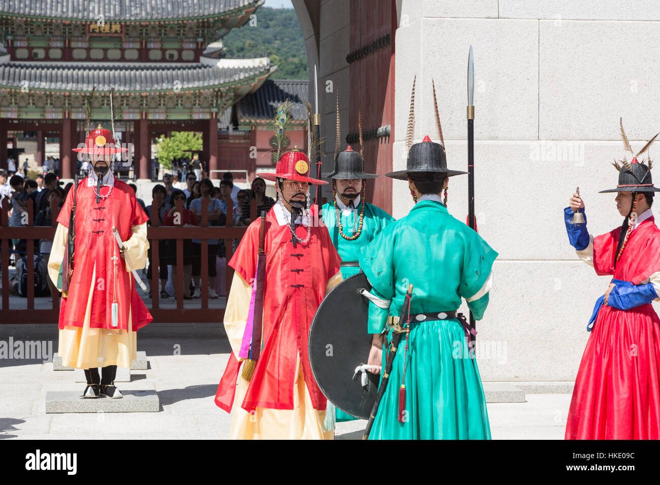 Seoul, Corea del Sud - 7 Settembre: soldati in uniformi tradizionali di procedere al cambio della guardia di fronte il Palazzo Gyeongbokgung in Seoul. Foto Stock