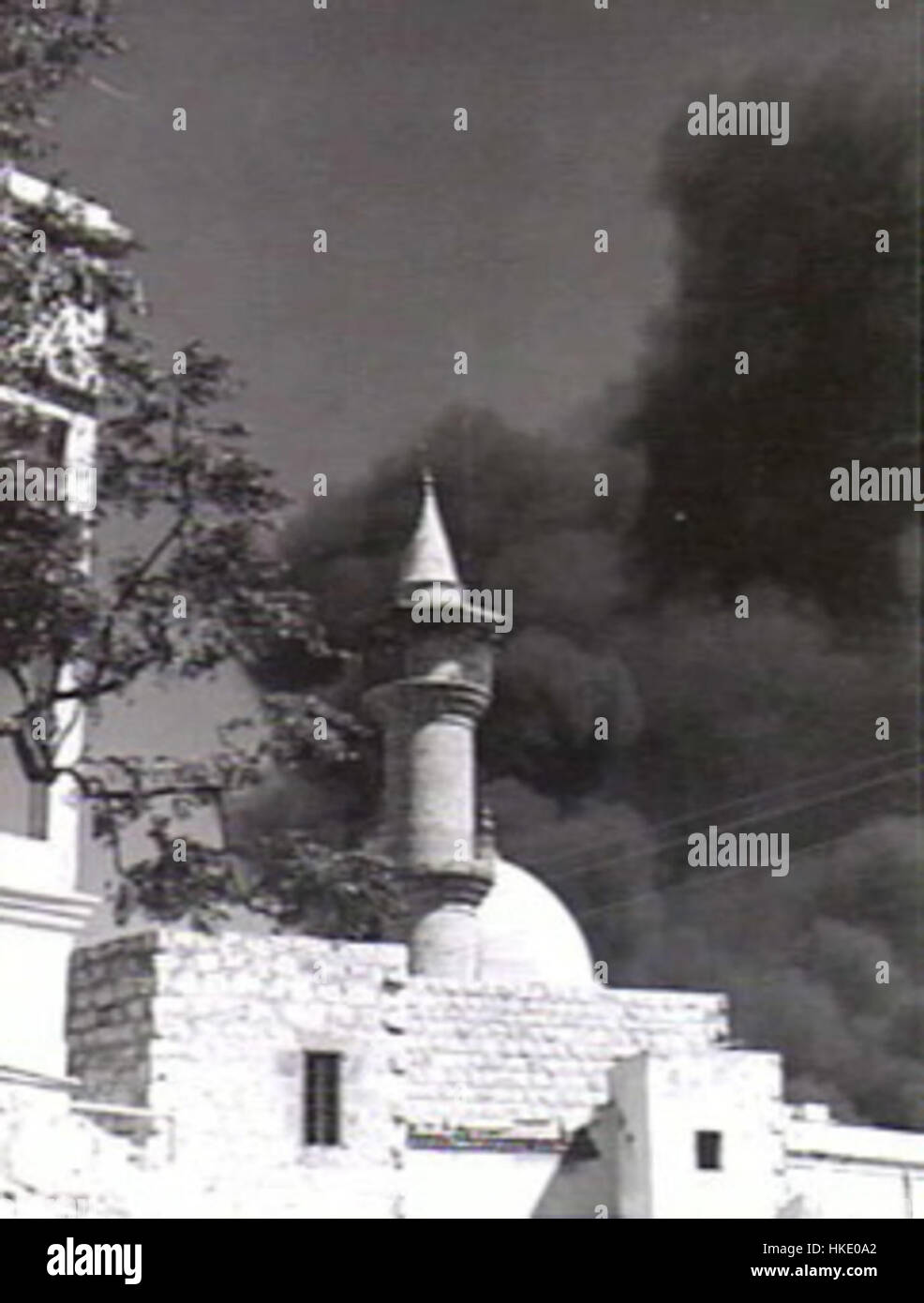 Un dipinto che raffigura il bombardamento di Haifa, catturando la distruzione e l'impatto storico dell'evento durante la guerra, con un'enfasi sulla rappresentazione visiva drammatica dell'attacco. Foto Stock