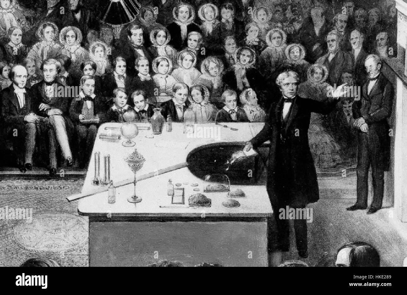 Dettaglio di un dipinto o di un'opera d'arte raffigurante la famosa lezione di Natale di Michael Faraday, noto per i suoi contributi allo studio dell'elettromagnetismo e dell'elettrochimica. Il pezzo riflette temi scientifici storici, mescolando stili artistici vintage con una narrazione storica. La conferenza di Faraday fu un evento significativo nel mondo della scienza e dell'istruzione. Foto Stock