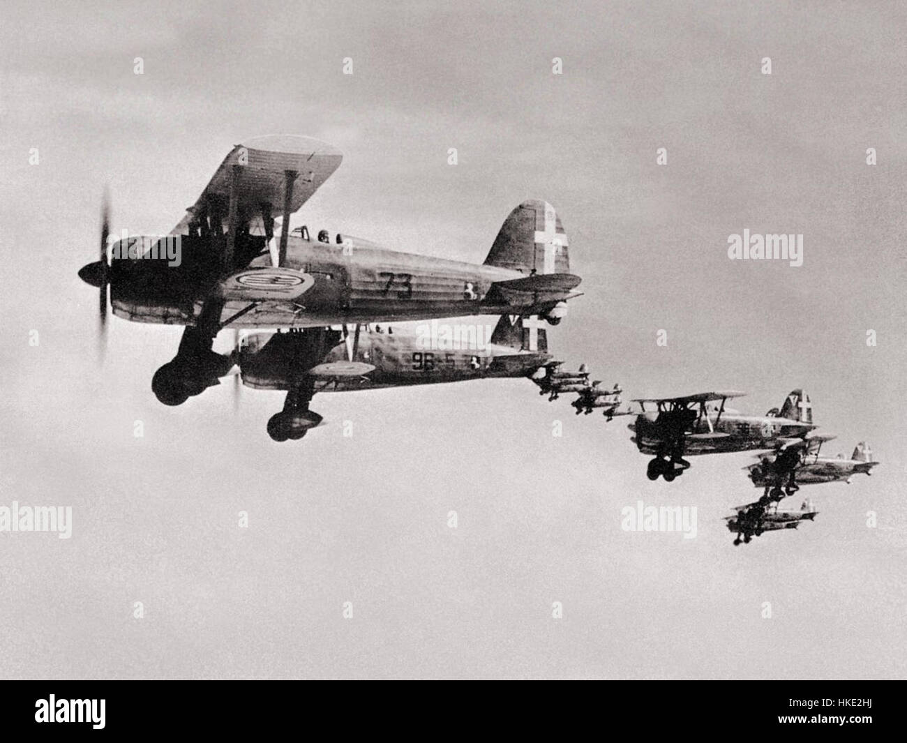 Il Fiat CR.42, un caccia biplano utilizzato dall'Aeronautica militare durante la seconda guerra mondiale, è raffigurato in questa opera d'arte mentre era di stanza a Benina, in Libia. Conosciuto per la sua agilità, il CR.42 fu impiegato principalmente in missioni di attacco al suolo e combattimento aereo durante il conflitto in Nord Africa. Foto Stock Il Fiat CR.42, un caccia biplano utilizzato dall'Aeronautica militare durante la seconda guerra mondiale, è raffigurato in questa opera d'arte mentre era di stanza a Benina, in Libia. Conosciuto per la sua agilità, il CR.42 fu impiegato principalmente in missioni di attacco al suolo e combattimento aereo durante il conflitto in Nord Africa. Foto Stock