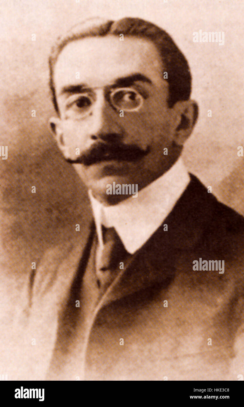 "Arene tedesche" si riferisce a una collezione di opere d'arte che raffigurano varie arene storiche e contemporanee in tutta la Germania. I dipinti mostrano elementi architettonici, eventi e il significato di questi luoghi nella cultura tedesca, in particolare nel contesto di eventi storici e spettacoli pubblici. Foto Stock