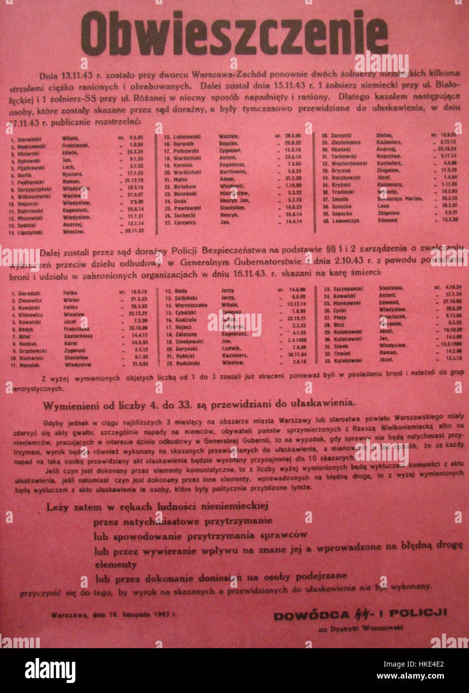 Questo pezzo storico, intitolato "Obwieszczenie Warszawa 1943", è legato agli eventi della seconda guerra mondiale a Varsavia. Le opere d'arte possono riflettere il clima storico e politico dell'epoca, catturando i momenti chiave o le raffigurazioni della rivolta di Varsavia del 1943 o dei movimenti di resistenza. Foto Stock