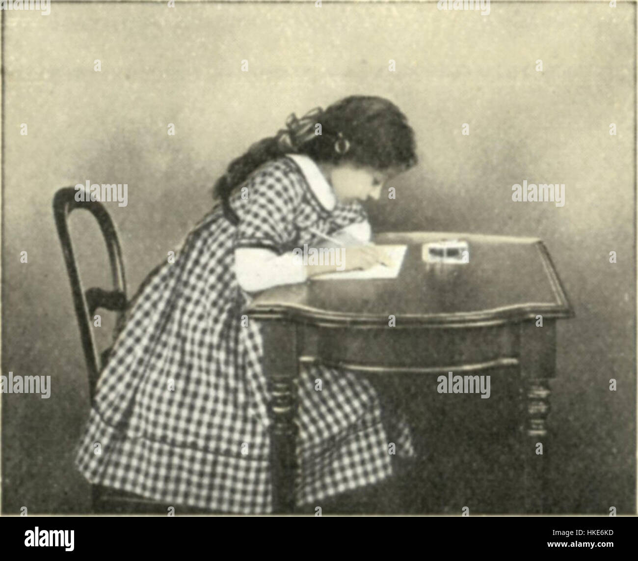 Questa opera d'arte intitolata *Les Corsets le Furet Paris* presenta un'illustrazione vintage alla moda francese, che mette in risalto l'eleganza e gli intricati disegni del corsetto nella Parigi del XVIII secolo. Foto Stock