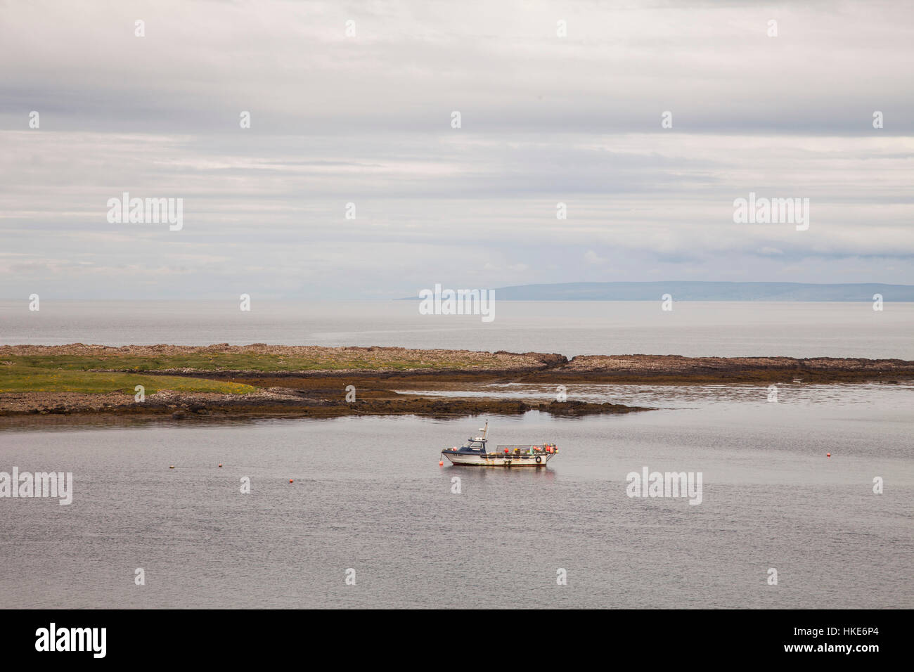 Imbarcazione attraccata a Staffin Scalo, Isola di Skye, Ebridi Interne, Scozia. Foto Stock