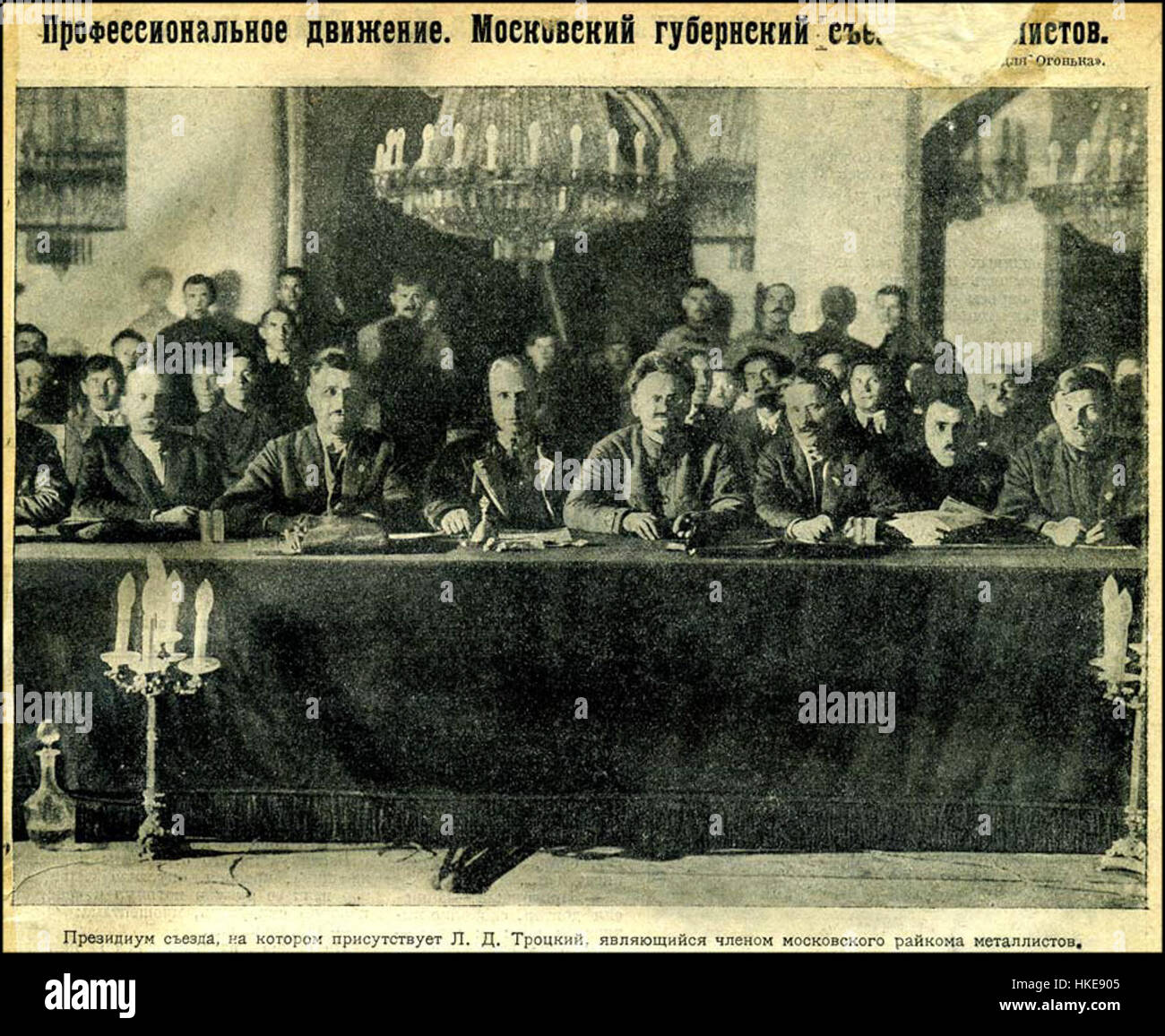 Questa immagine di *Ogoniok* (1923) raffigura Lev Trotski, un importante leader rivoluzionario sovietico, nel presidium. Cattura l'atmosfera politica della prima Russia sovietica. Foto Stock