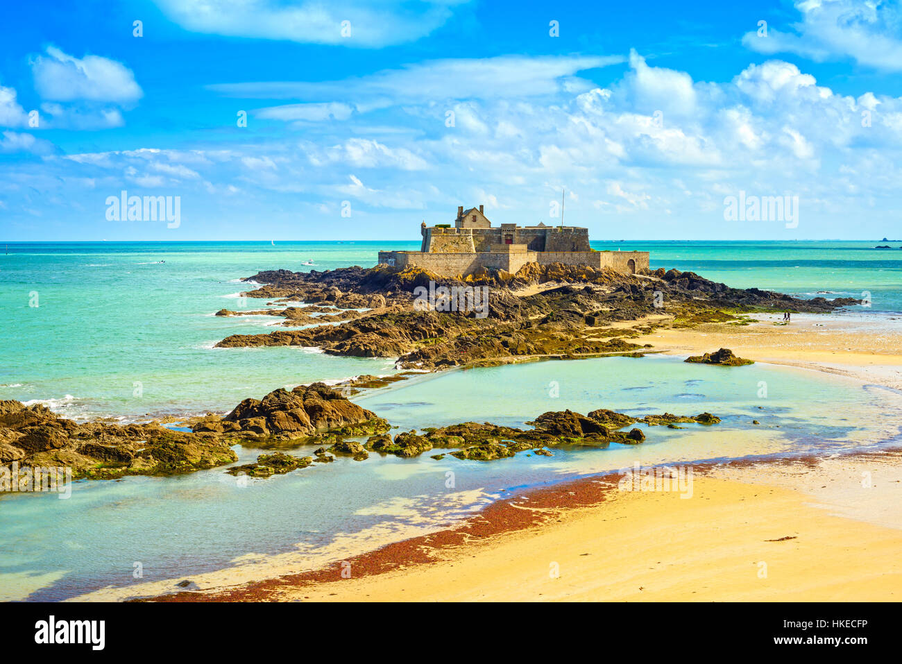 Saint Malo beach, Fort National e rocce durante la bassa marea. La Bretagna, in Francia, in Europa. Foto Stock