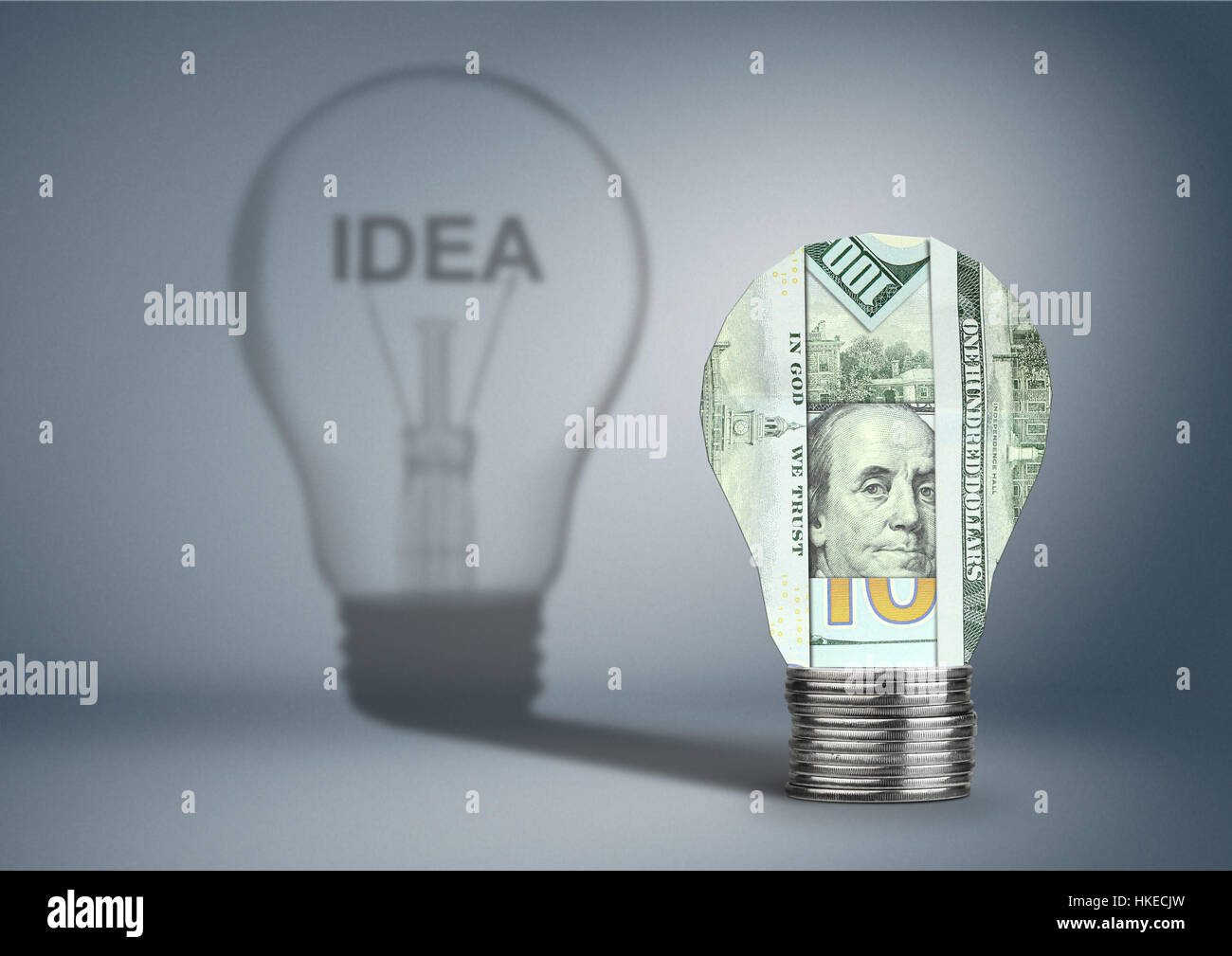 La lampadina dal denaro e ombra con idea, concetto di finanza Foto Stock