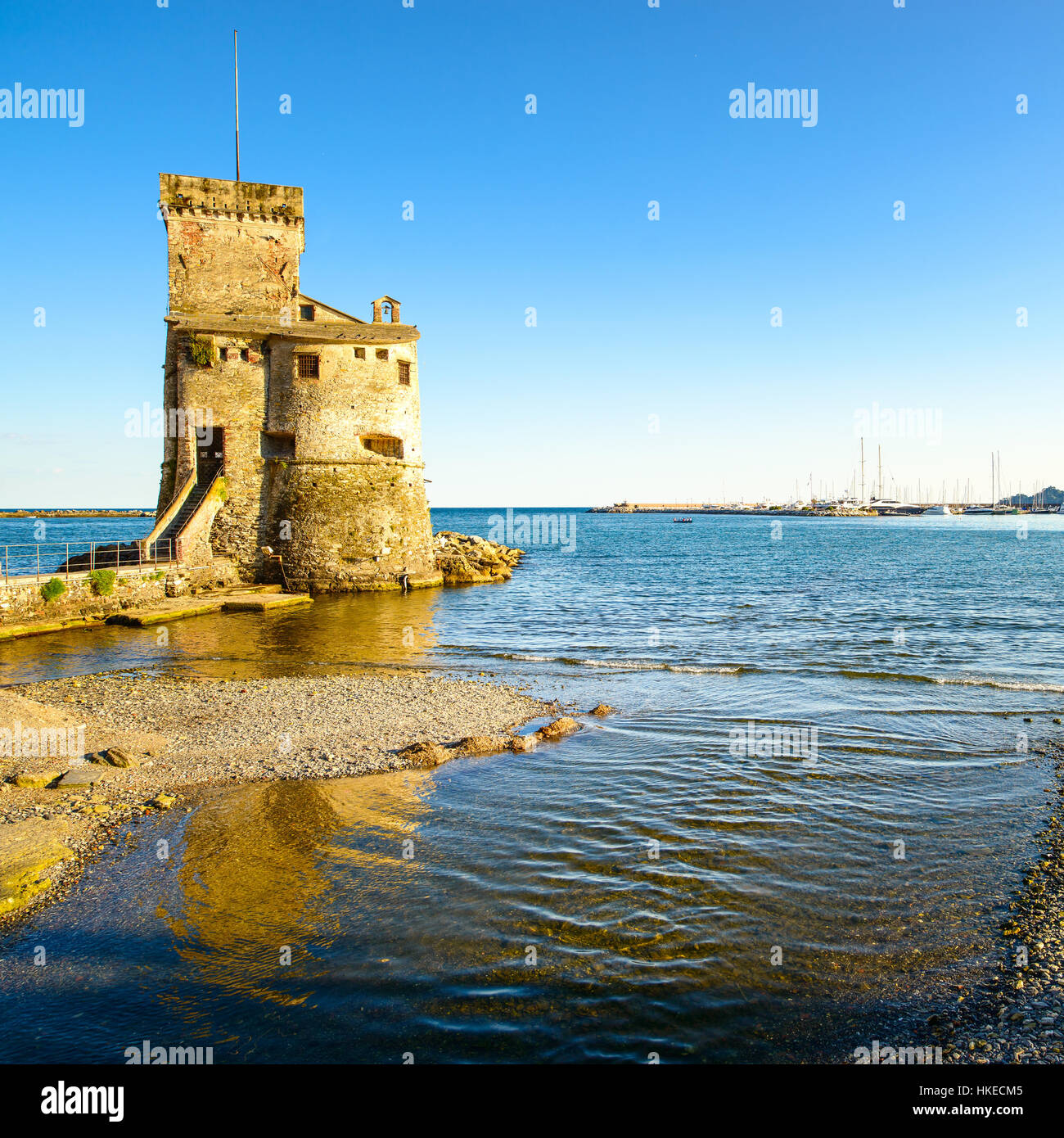 Rapallo, il medievale Castello sul mare. Destinazione di viaggio vicino a Genova, Liguria, Italia Foto Stock