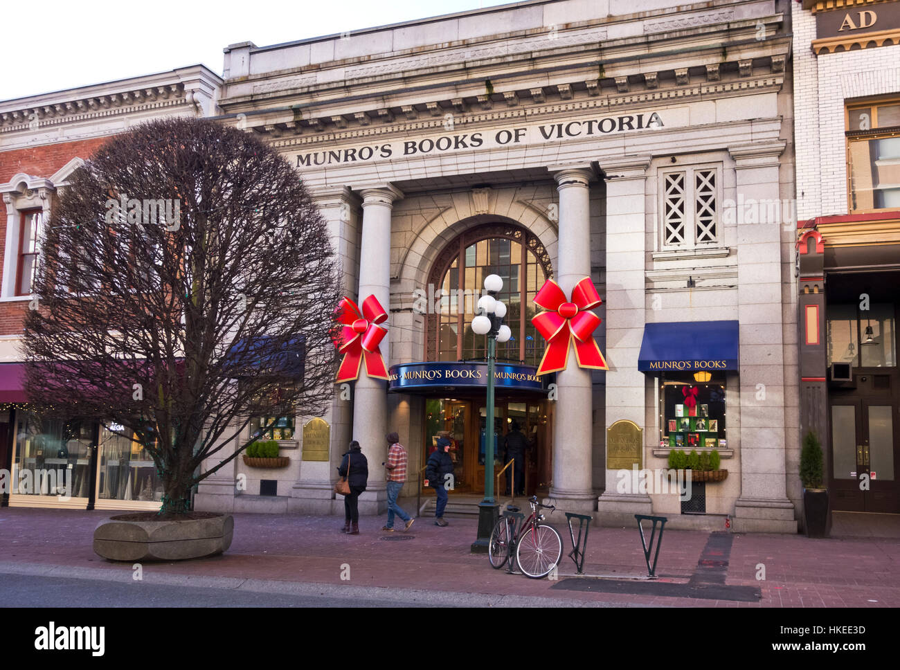 Esterno del Munro's Bookstore di Victoria, British Columbia, Canada. Si trova sulla strada del governo. Durante la stagione di Natale. Foto Stock