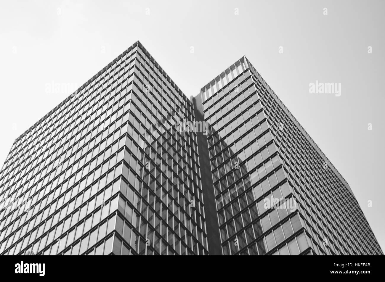 Vista d'angolo di edificio moderno corona con la facciata color argento Foto Stock