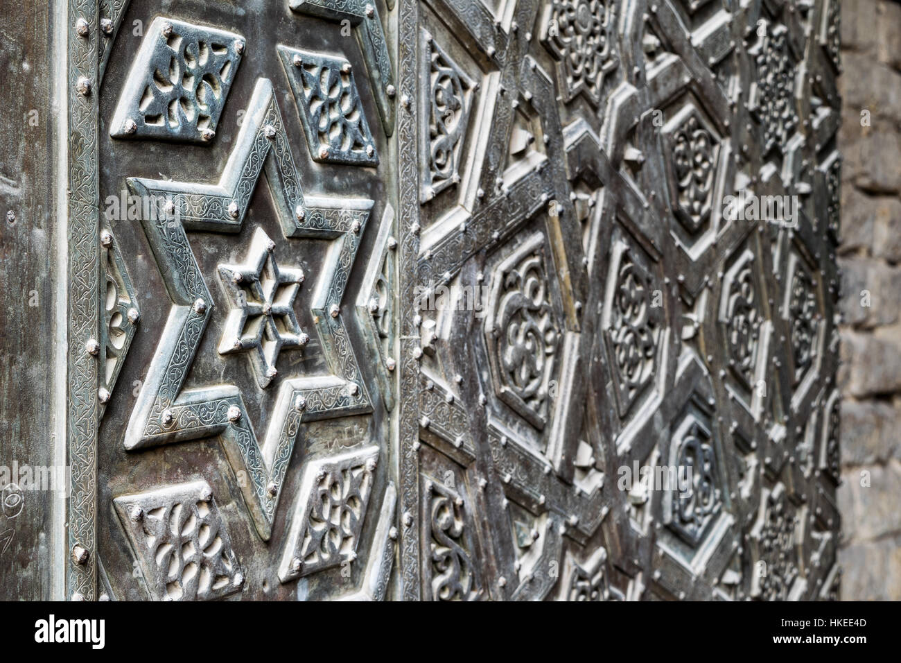 Ornamenti di bronzo-piastra porta del sultano Qalawun moschea contenente la stella di Davide, vecchio Cairo, Egitto Foto Stock