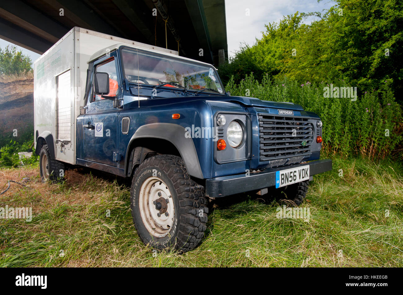 Lavorando Land Rover Defender equipaggiato con una pompa ad alta pressione in una scatola posteriore del carrello Foto Stock