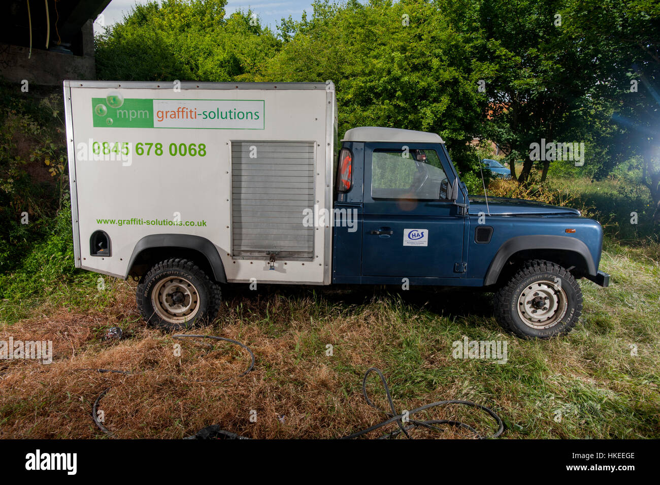 Lavorando Land Rover Defender equipaggiato con una pompa ad alta pressione in una scatola posteriore del carrello Foto Stock