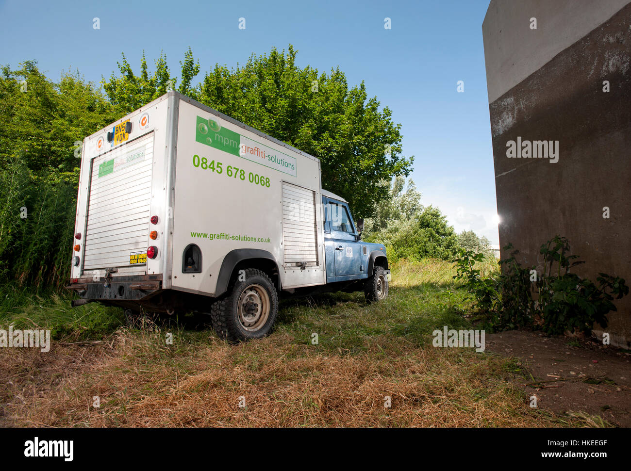 Lavorando Land Rover Defender equipaggiato con una pompa ad alta pressione in una scatola posteriore del carrello Foto Stock