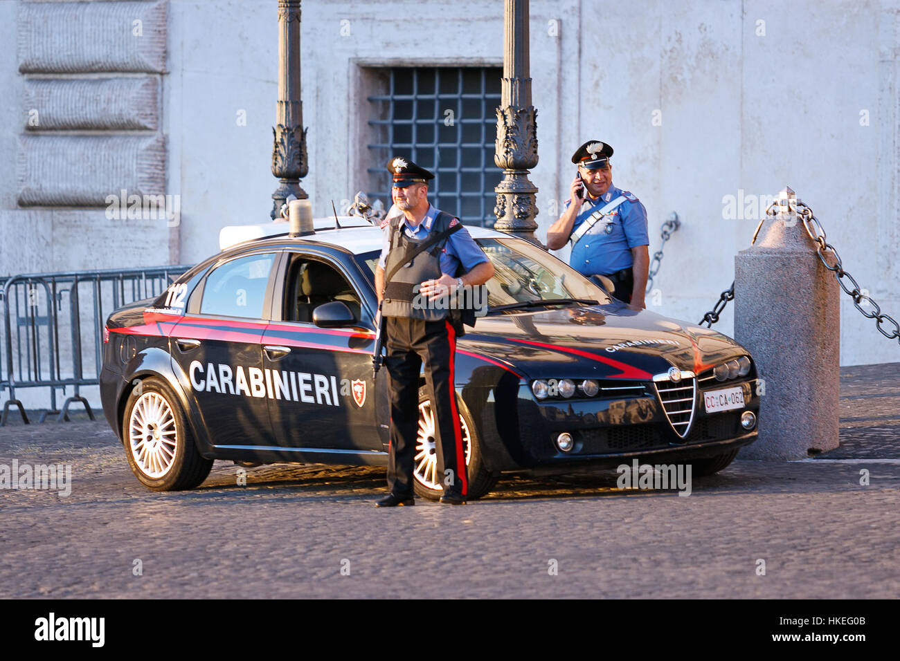 Roma, Italia - 3 Agosto 2016: pattuglia di polizia in servizio di controllo di area. Due ufficiali armati pattugliano la Piazza del Quirinale, sede del presidente della Foto Stock