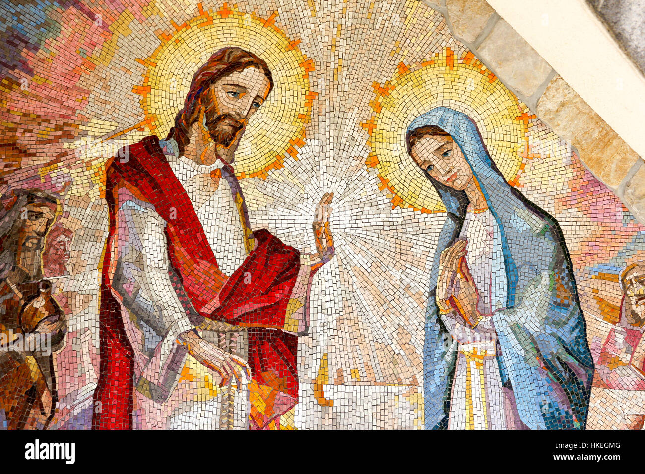 Mosaico di le nozze di Cana di Galilea dove Gesù Cristo ha fatto il suo primo miracolo su l intercessione della sua Madre Maria. Il secondo mistero luminoso. Foto Stock