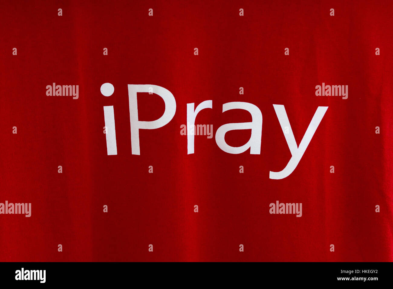 Una T-shirt rossa con il testo "iPray'. Una imitazione del marchio Apple. Foto Stock