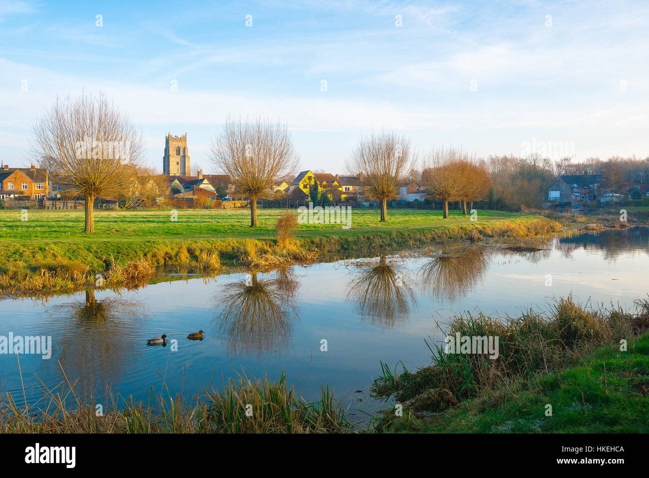 East Anglia campagna, vista in inverno del fiume Stour passando attraverso i prati d'acqua vicino alla città di Sudbury a Suffolk, Inghilterra, Regno Unito. Foto Stock