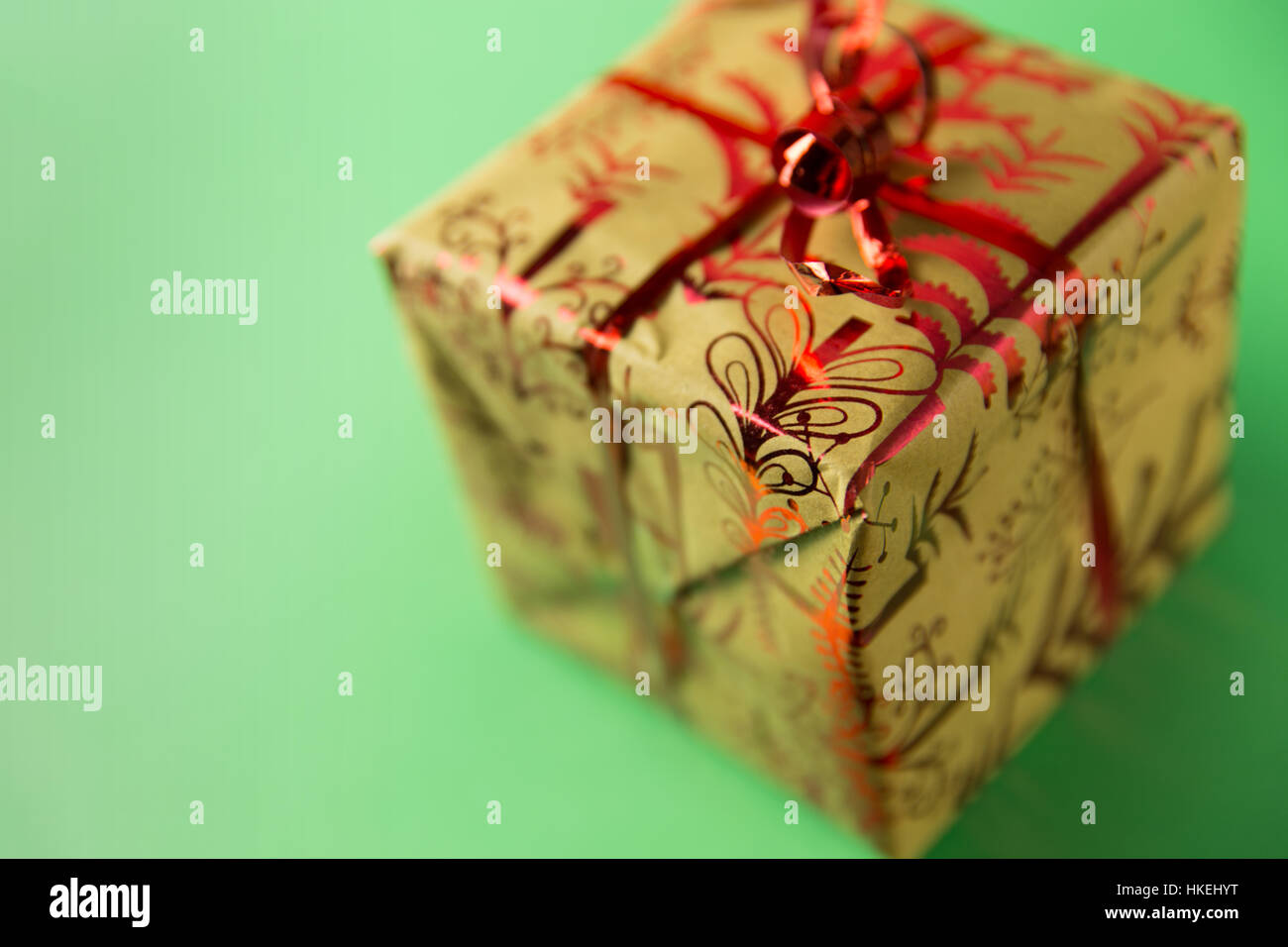 Regalo di Natale regalo su sfondo verde Foto Stock