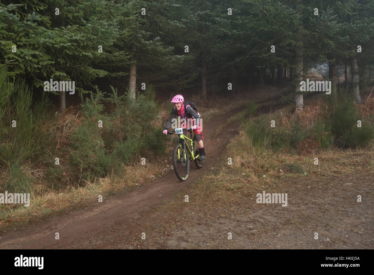 Mountain bikers competere nel strathpuffer Foto Stock