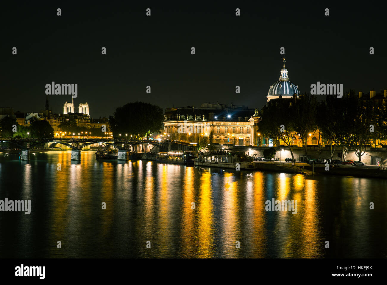 Senna edificio riflessioni a notte a Parigi, Francia Foto Stock