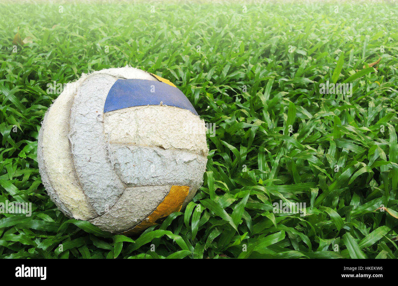 Vecchio Pallone da calcio in erba verde con luce morbida., Calcio passione con spazio copia dello sfondo. Foto Stock
