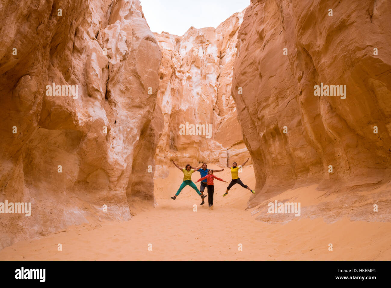 Il turista a godere nel canyon bianco, Sinai, Egitto Foto Stock