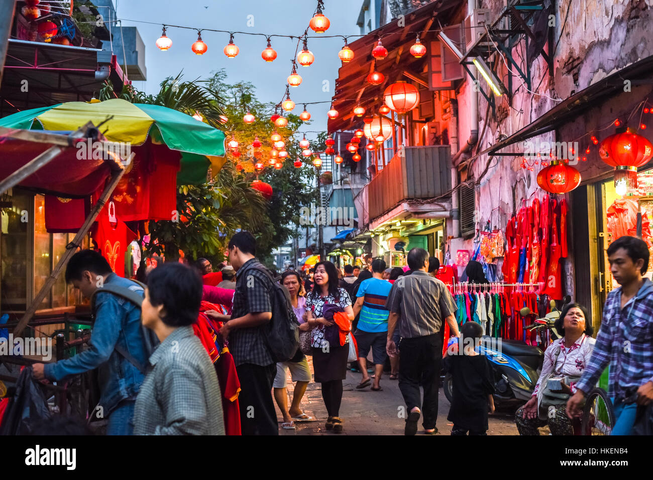 La folla in una strada stretta decorate con lanterne cinesi in Jakarta Chinatown. © Rinaldo Sumayku Foto Stock