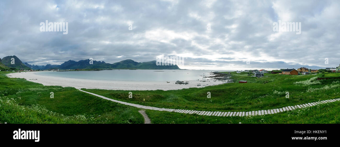 Vista panoramica della spiaggia di Ramberg a Flakstad, Isole Lofoten, Nordland, Norvegia, Europa Foto Stock