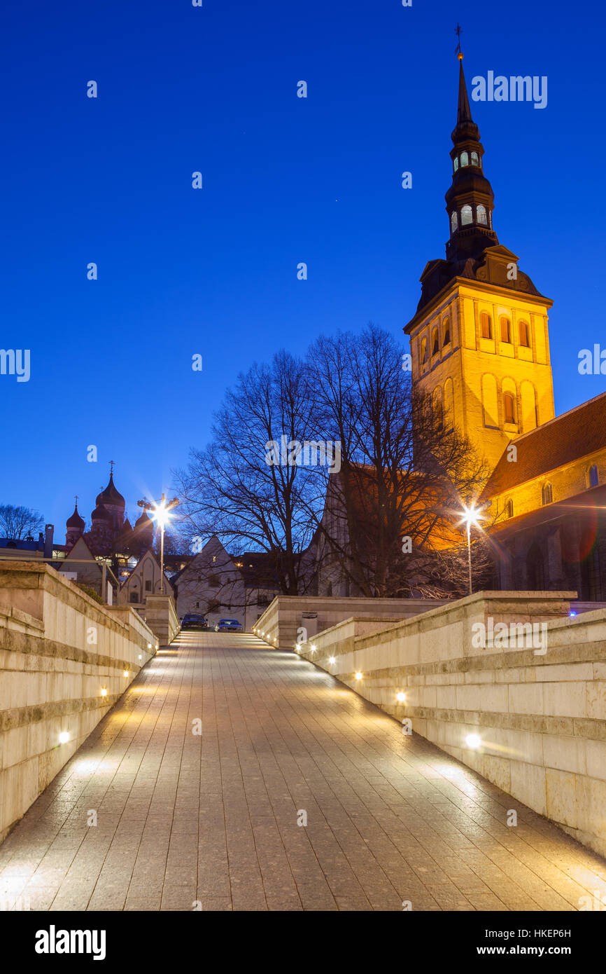 La Chiesa di San Nicola - Niguliste Kirik. Summer Night view. Tallinn, Estonia Foto Stock