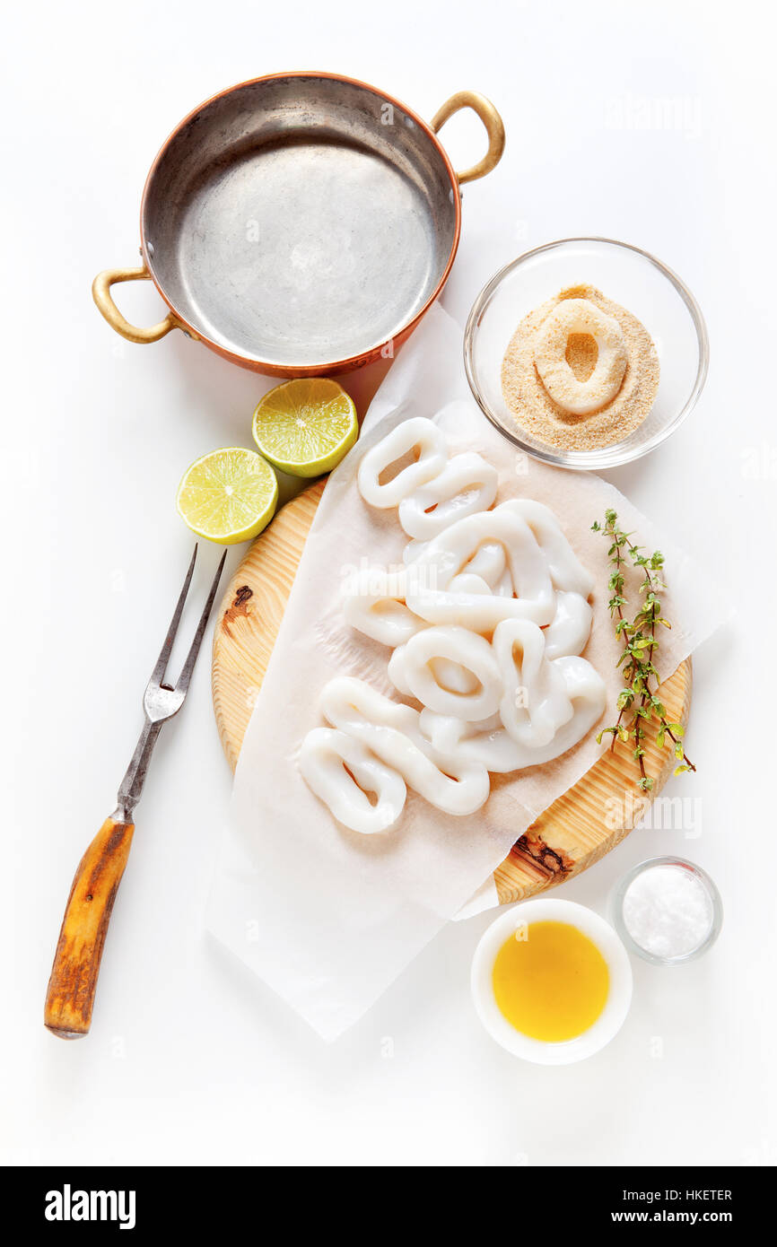 Fette di materie anelli di totano con calce, olio d'oliva e pangrattato. Preparazione di estate snack sani Foto Stock