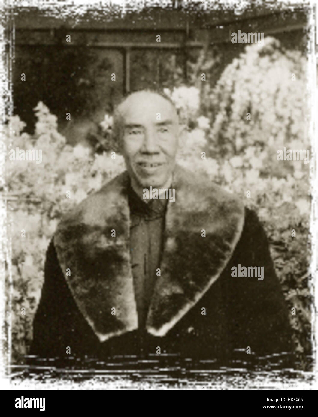 Wang Xiangzhai era un maestro cinese di arti marziali interne e il fondatore di Yiquan. Questa opera d'arte cattura il suo approccio filosofico alle arti marziali e la sua enfasi sull'unità mente-corpo e la coltivazione dell'energia interna, temi centrali nei suoi insegnamenti e nella sua pratica. Foto Stock