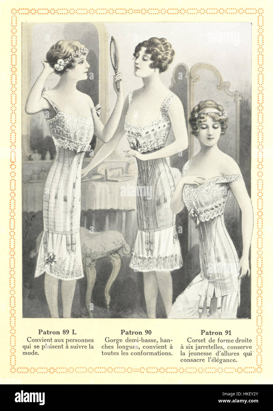 "Les Corsets le Furet Paris 8" è un dipinto ad olio che raffigura un negozio parigino, che mostra l'elegante stile del corsetto nella Parigi del XIX secolo. Il pezzo mette in risalto sia l'arte della moda che l'importanza culturale delle case di moda parigine. Foto Stock