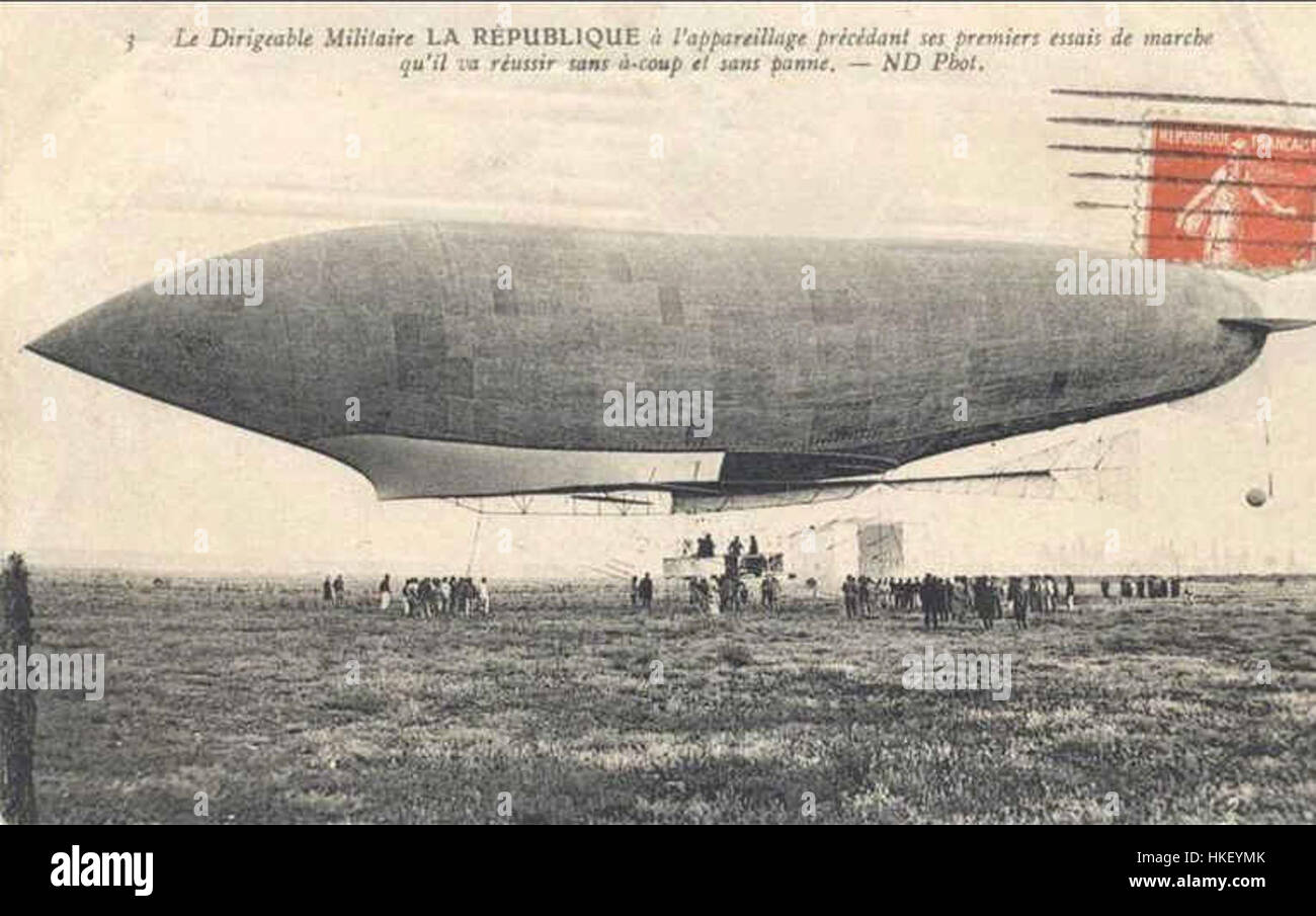 Questo dipinto cattura l'aereo della Republique del 1908 prima del suo primo volo storico. Una pietra miliare nella prima aviazione, rappresenta lo spirito di innovazione e l'inizio della storia del volo all'alba del XX secolo. Foto Stock