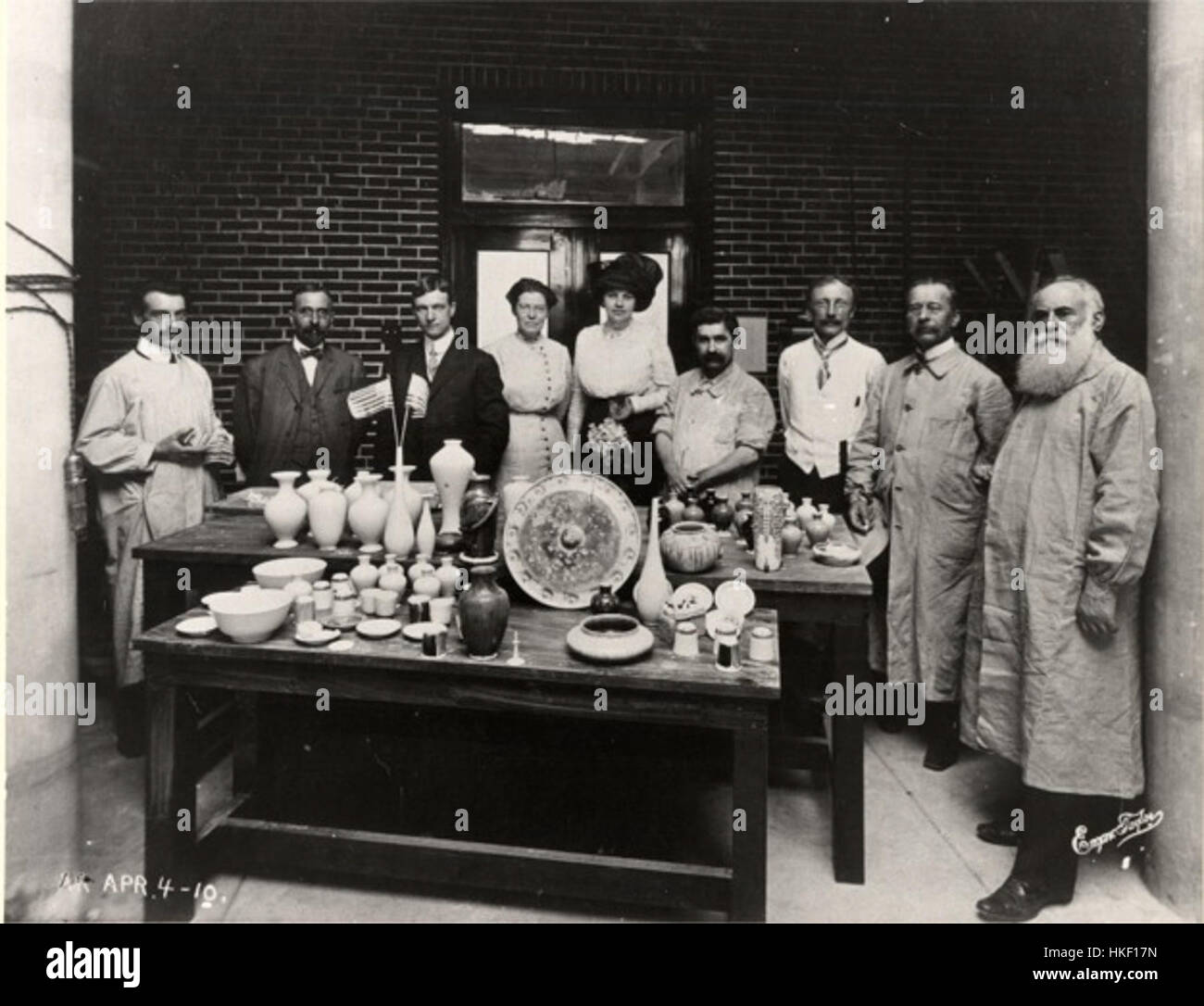 La *Art Academy of People's University* mette in mostra una vasta gamma di opere di vari artisti. Questa collezione comprende pezzi storici e contemporanei, sottolineando lo sviluppo di tecniche artistiche e di espressione creativa. Le mostre del museo evidenziano il rapporto tra arte e società, mostrando stili sia tradizionali che moderni attraverso diversi media, tra cui pittura, schizzi e pittura ad olio. Foto Stock