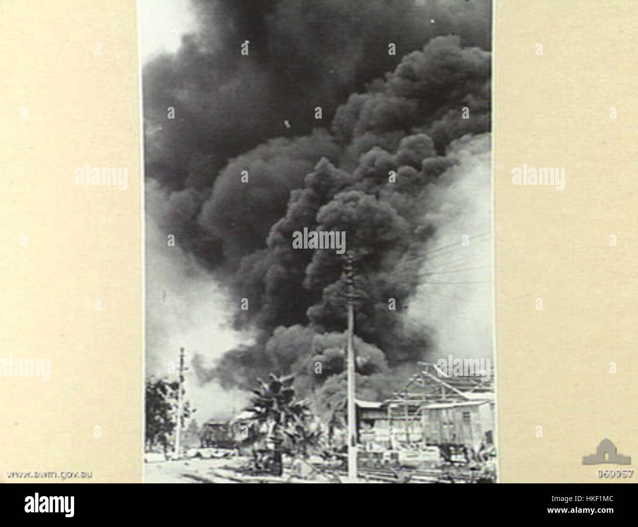 L’opera d’arte “bombardamento di Haifa” raffigura una scena drammatica e storica della seconda guerra mondiale. L’evento, avvenuto durante un periodo di conflitto, è catturato in una potente rappresentazione visiva dell’attacco alla città portuale di Haifa. Foto Stock
