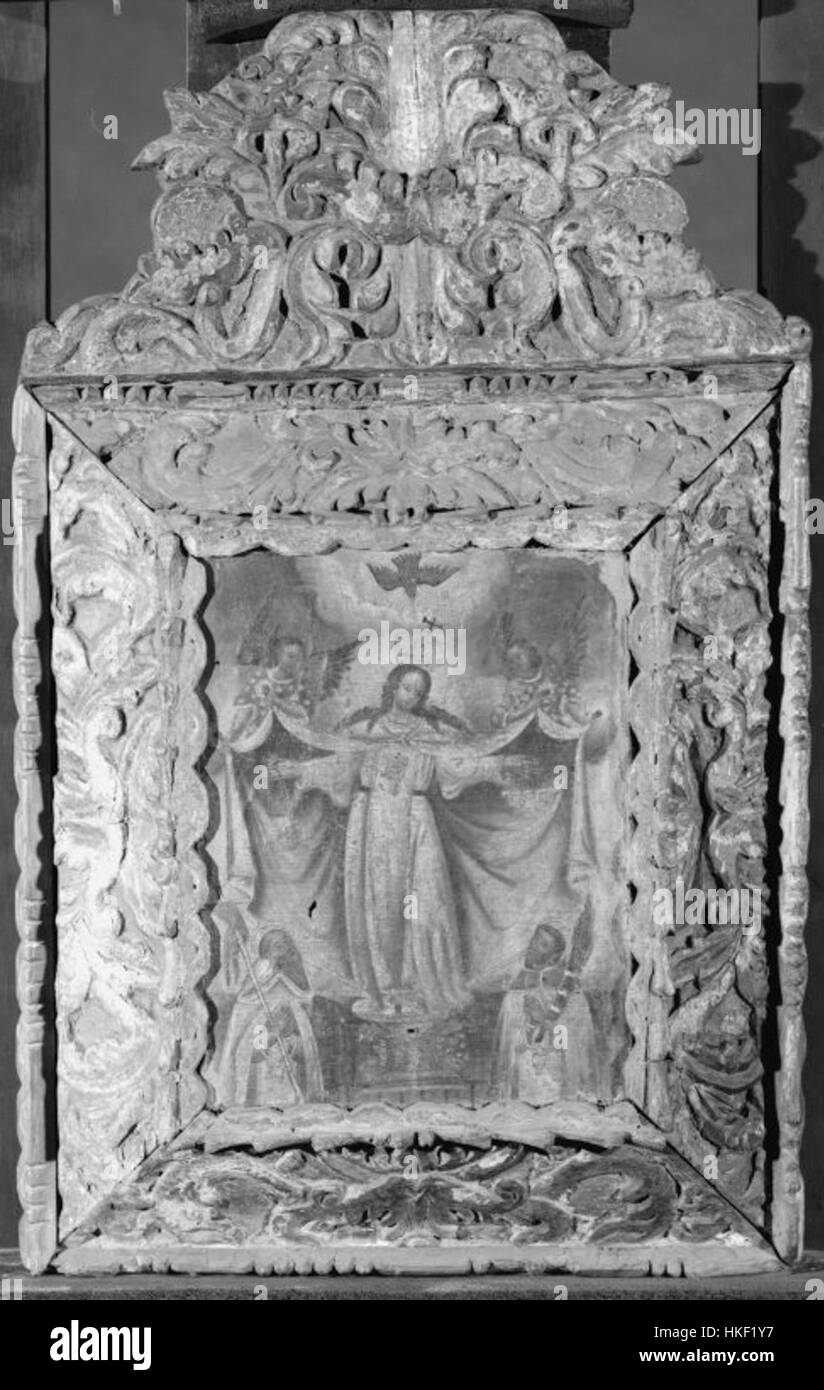 Il dipinto della Vergine della Misericordia ospitato nel Brooklyn Museum raffigura la Vergine Maria in una posa protettiva, estendendo il suo mantello su un gruppo di credenti. Questa opera d'arte medievale, spesso associata al ruolo della Vergine come intercessore, riflette le pratiche devozionali del periodo. Foto Stock