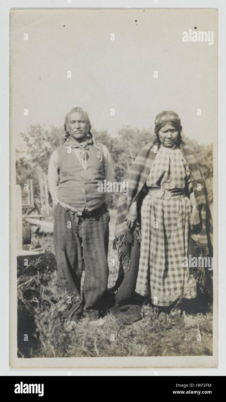 Questo lavoro senza titolo, ospitato al Brooklyn Museum, presenta due donne in piedi in uno stile minimalista. Il pezzo cattura la semplicità e la grazia delle figure umane, evidenziando la capacità degli artisti di rappresentare la forma umana attraverso l’astrazione. Foto Stock