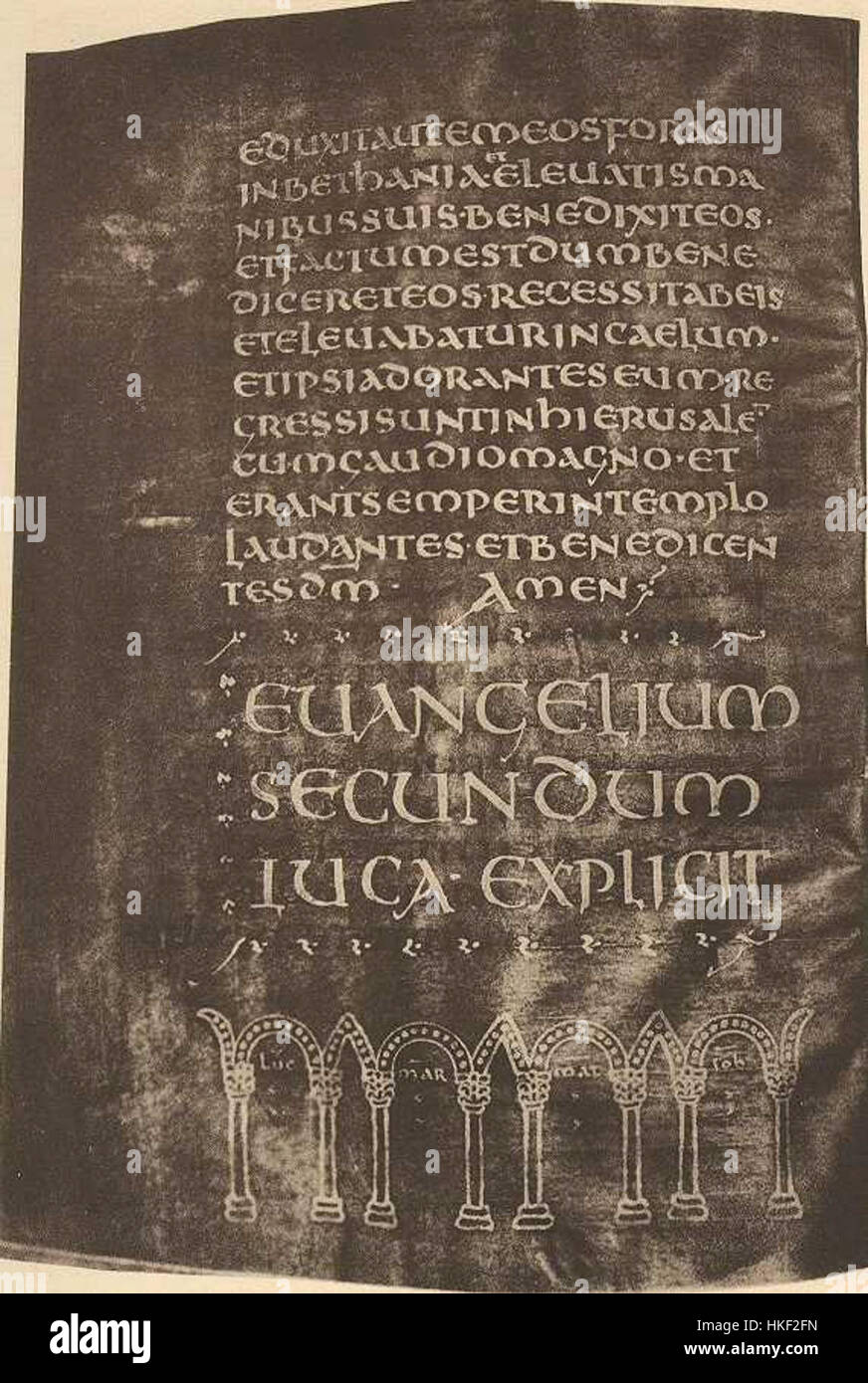 Il Codex Brixianus, un importante manoscritto della prima era cristiana, contiene il Vangelo di Luca. Questo codice illuminato è un esempio significativo di arte scritturale medievale e di testi paleocristiani. Foto Stock