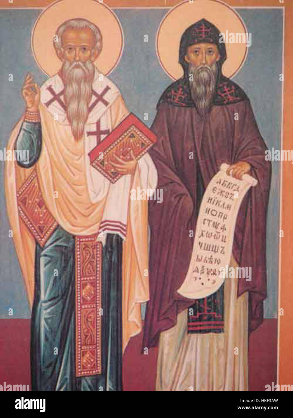 Questa opera d'arte commemora le figure storiche dei Santi Cirillo e Metodio, che furono chiave nella cristianizzazione dei popoli slavi nel IX secolo. Il pezzo simboleggia il loro impatto sulla lingua, la cultura e la religione nell'Europa orientale. Foto Stock