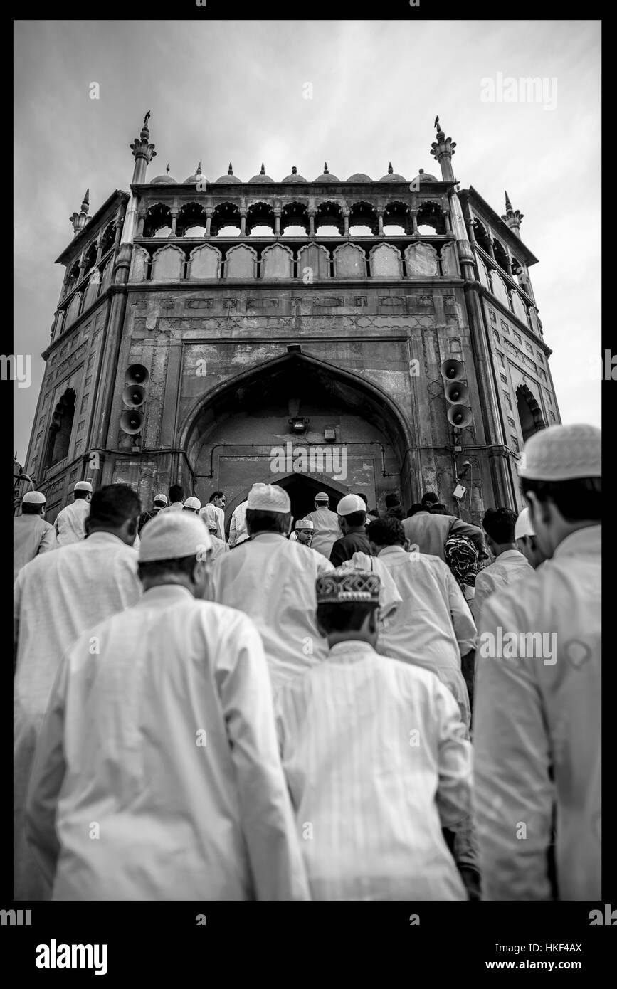Su Eid al-fitr musulmano devoti andando a offrire le loro preghiere alla Jama Masjid di Delhi che è una delle più grandi moschee in India Foto Stock