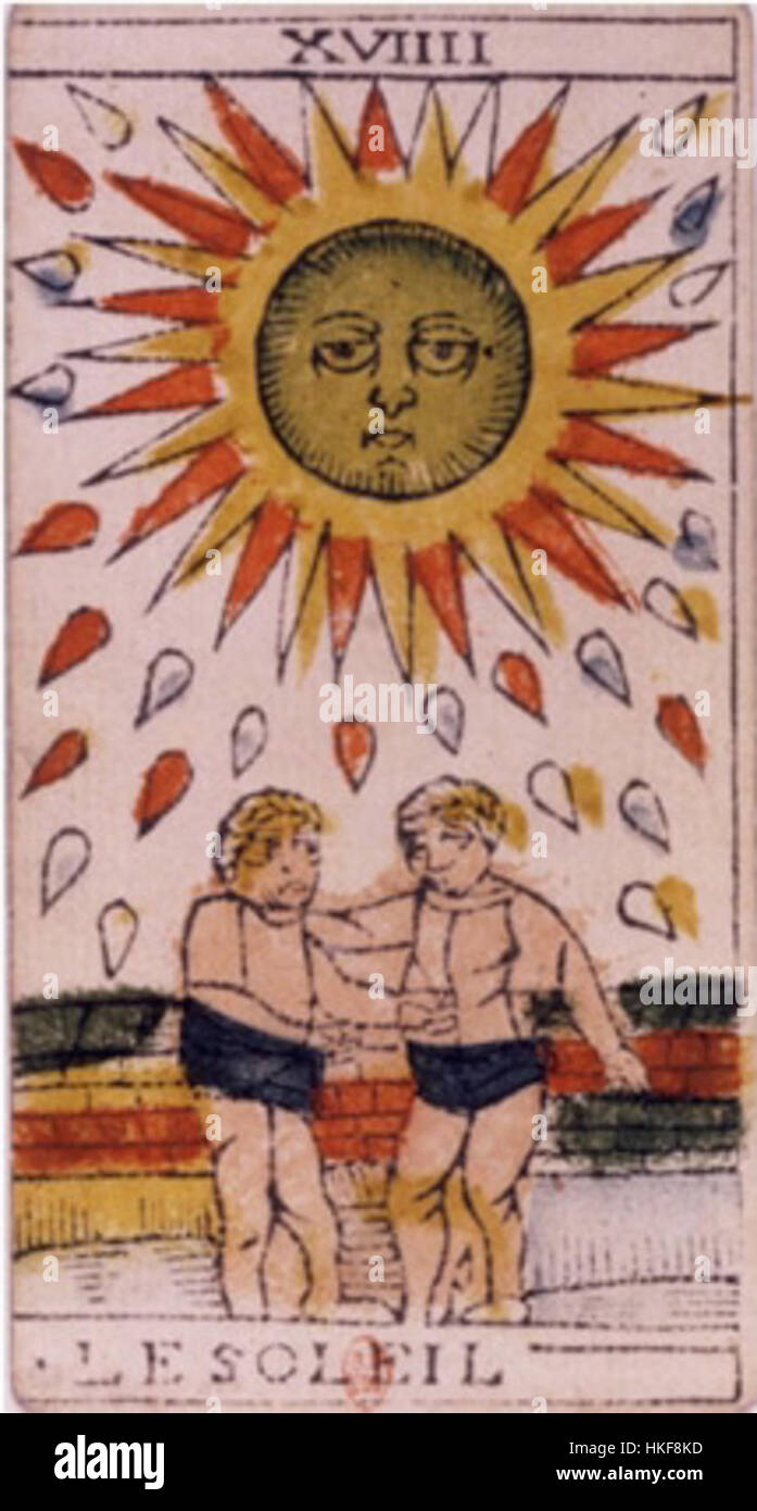 Questa carta di tarocchi, creata da Jean Dodal, raffigura Trump 19, *il Sole*, dal ponte Tarocchi di Marsiglia. La scheda presenta immagini simboliche associate all'illuminazione, al successo e all'energia positiva. Il suo design riflette lo stile artistico delle carte dei tarocchi francesi del XVII secolo. Foto Stock